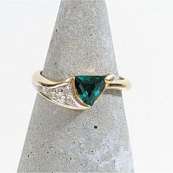 Size 8 Green Stone Mid Century 18K HGE vintage Costume Ring - Picture 1 of 8